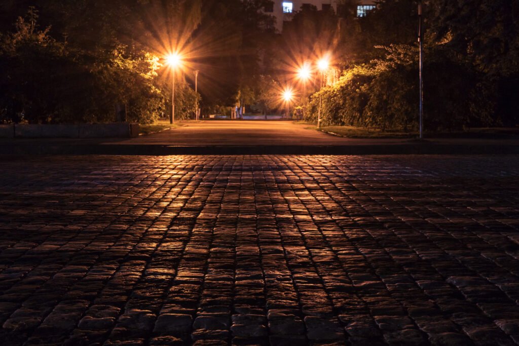 Edad de punibilidad: calle urbana de noche iluminada por faroles