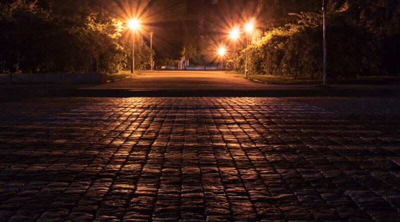 Edad de punibilidad: calle urbana de noche iluminada por faroles