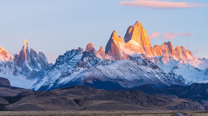 El Chaltén con el cerro Fitz Roy y una laguna glaciar