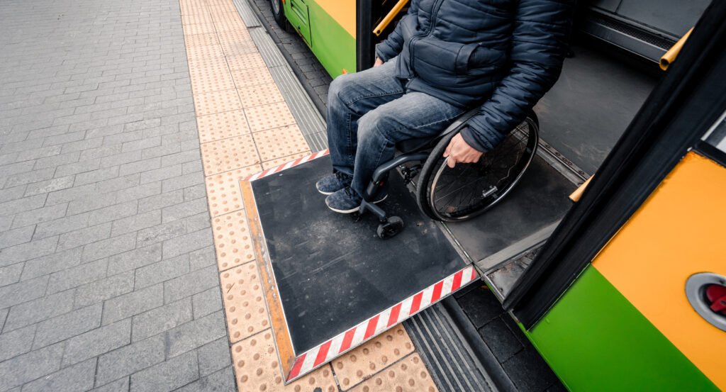 Emergencia en discapacidad: rampa de accesibilidad en un edificio público