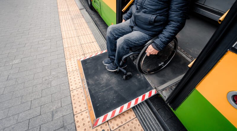 Emergencia en discapacidad: rampa de accesibilidad en un edificio público