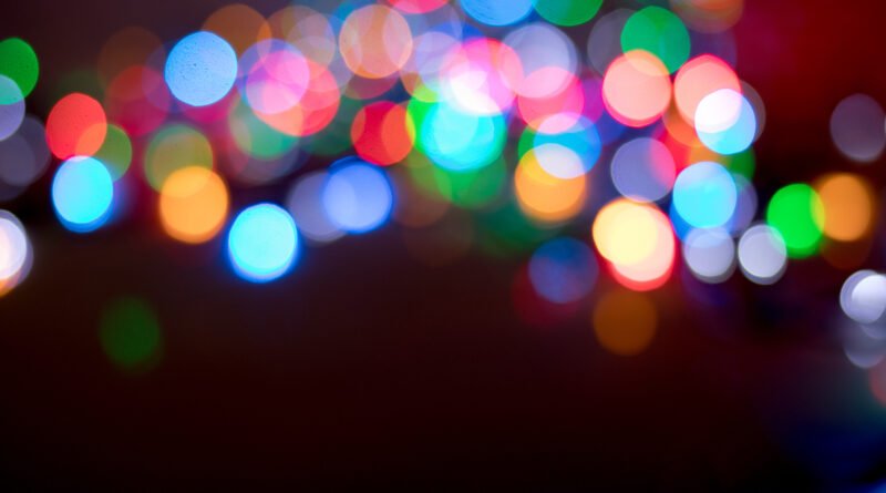 Emilia Mernes: luces de colores y bokeh en un ambiente de fiesta nocturna