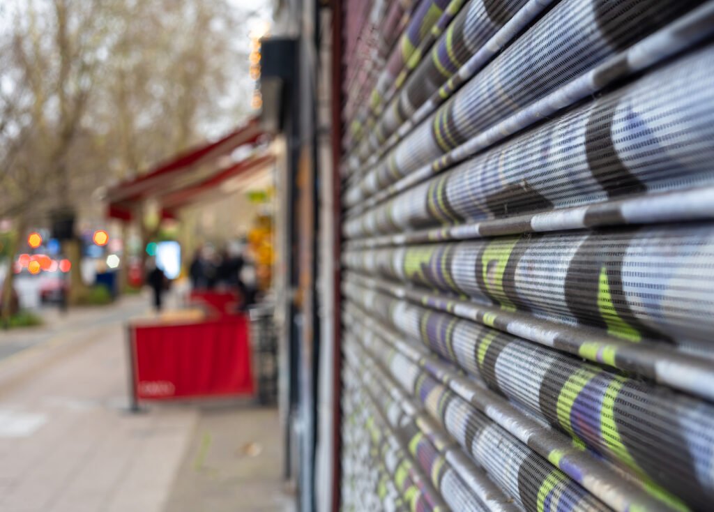 empleado de comercio: persiana de un comercio cerrada