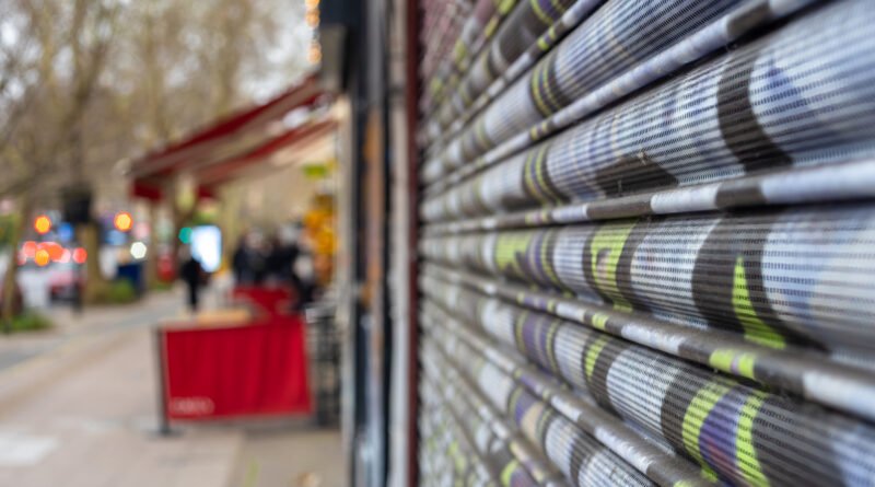 empleado de comercio: persiana de un comercio cerrada
