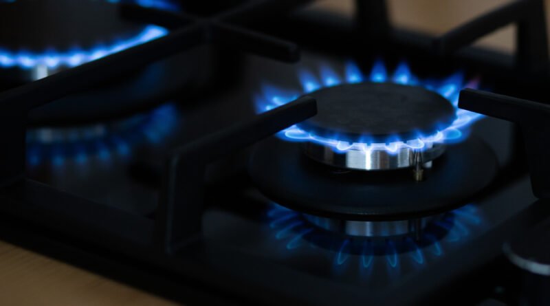 escape de gas: llama azul de una hornalla a gas encendida