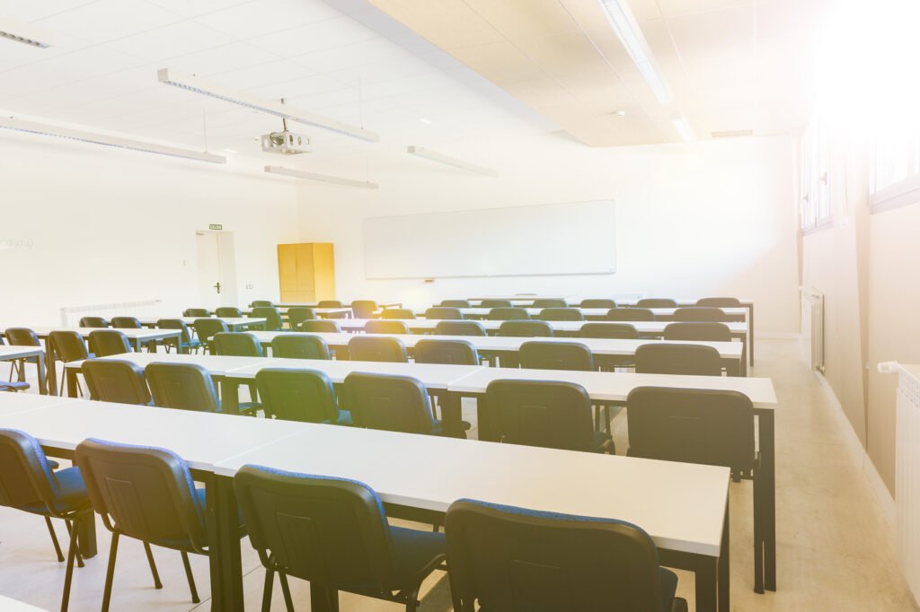 escuela de Los Hornos: aula vacía de una institución educativa