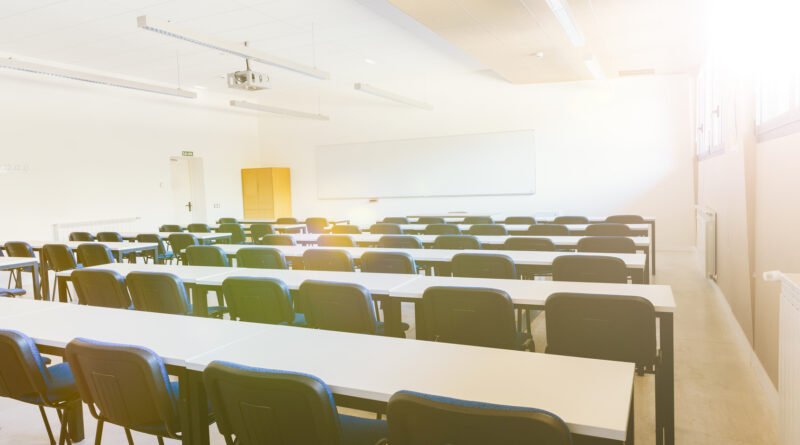 escuela de Los Hornos: aula vacía de una institución educativa