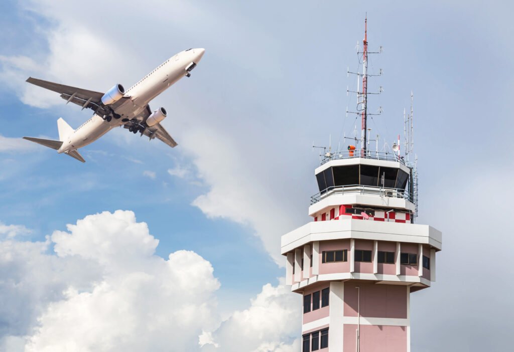 Espacio aéreo: torre de control y avión en un aeropuerto