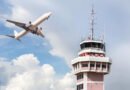 Espacio aéreo: torre de control y avión en un aeropuerto