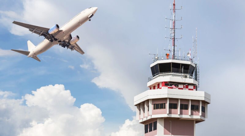 Espacio aéreo: torre de control y avión en un aeropuerto