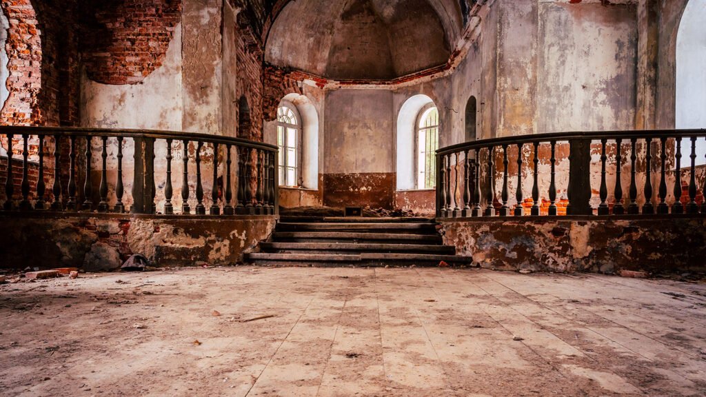 Estreno de Catedrales: interior de una iglesia con luz entre ventanas