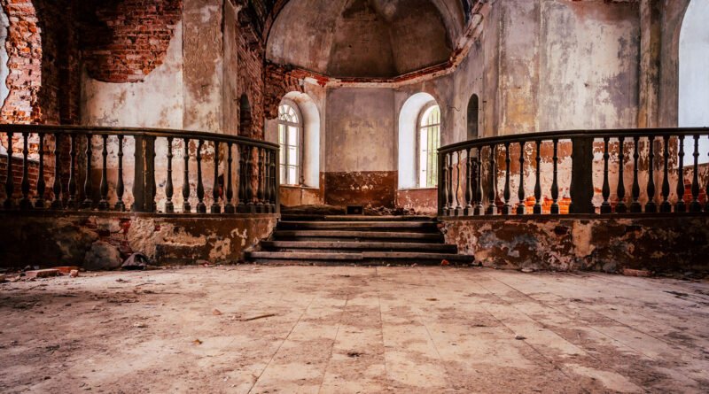 Estreno de Catedrales: interior de una iglesia con luz entre ventanas