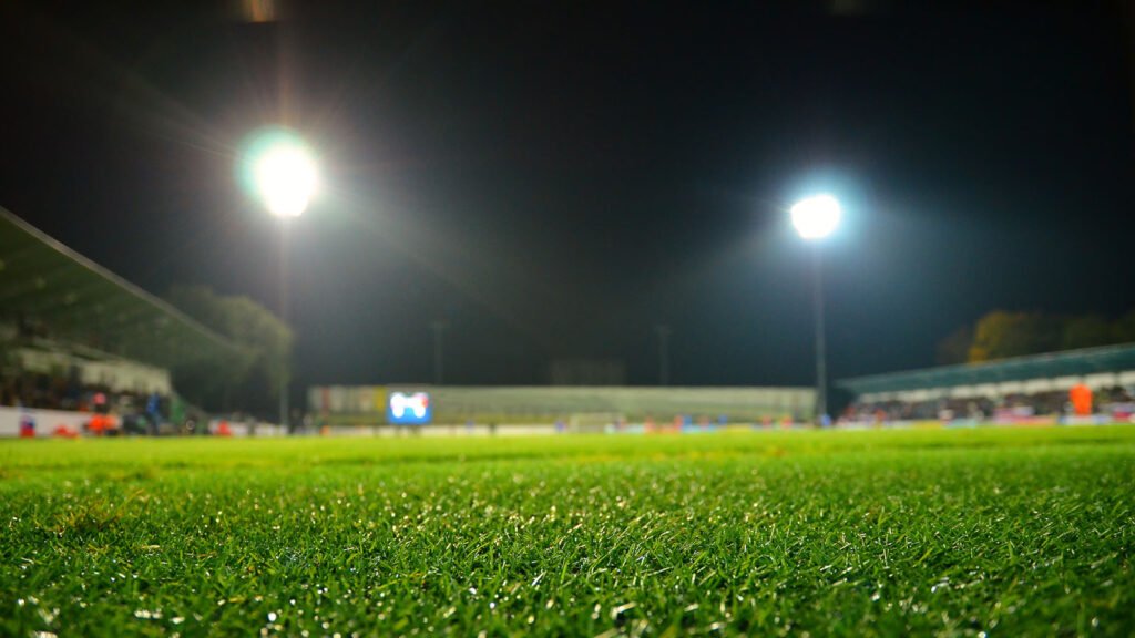 Estudiantes en la Libertadores: estadio de noche con la pelota en el campo