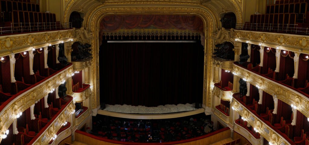 Eugenio Zanetti: escenario de ópera vacío con el telón cerrado