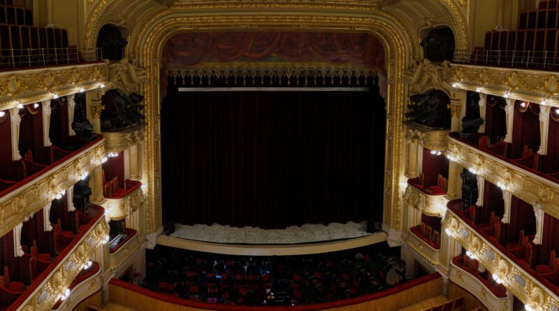 Eugenio Zanetti: escenario de ópera vacío con el telón cerrado