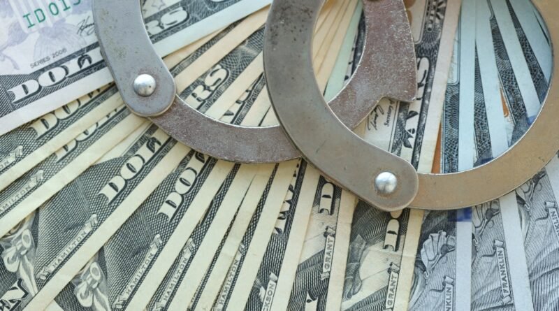 ex fiscal de Rosario: esposas y billetes de dólar sobre una mesa