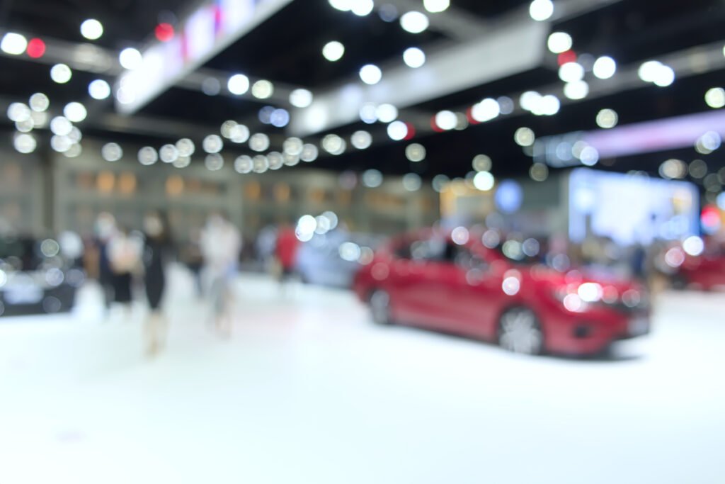 Expo Auto Chino: salón de autos con visitantes en un predio ferial