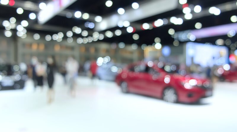 Expo Auto Chino: salón de autos con visitantes en un predio ferial