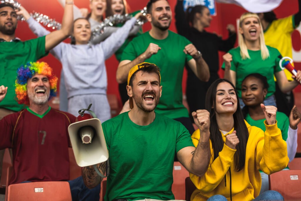 fecha 9 del Clausura: hinchas alentando en la tribuna de un estadio