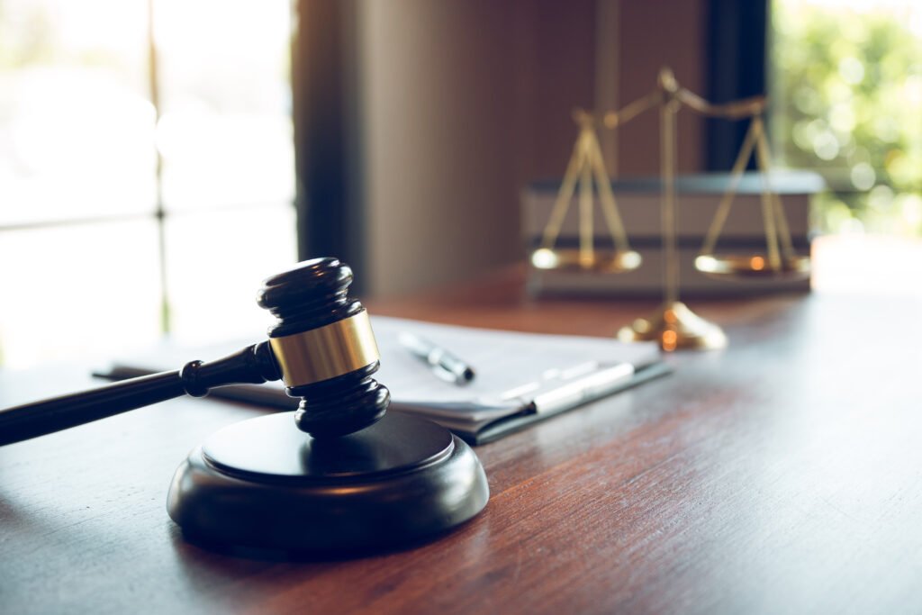 fentanilo contaminado: martillo de juez en un despacho judicial