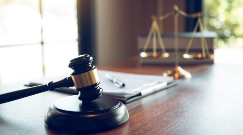 fentanilo contaminado: martillo de juez en un despacho judicial