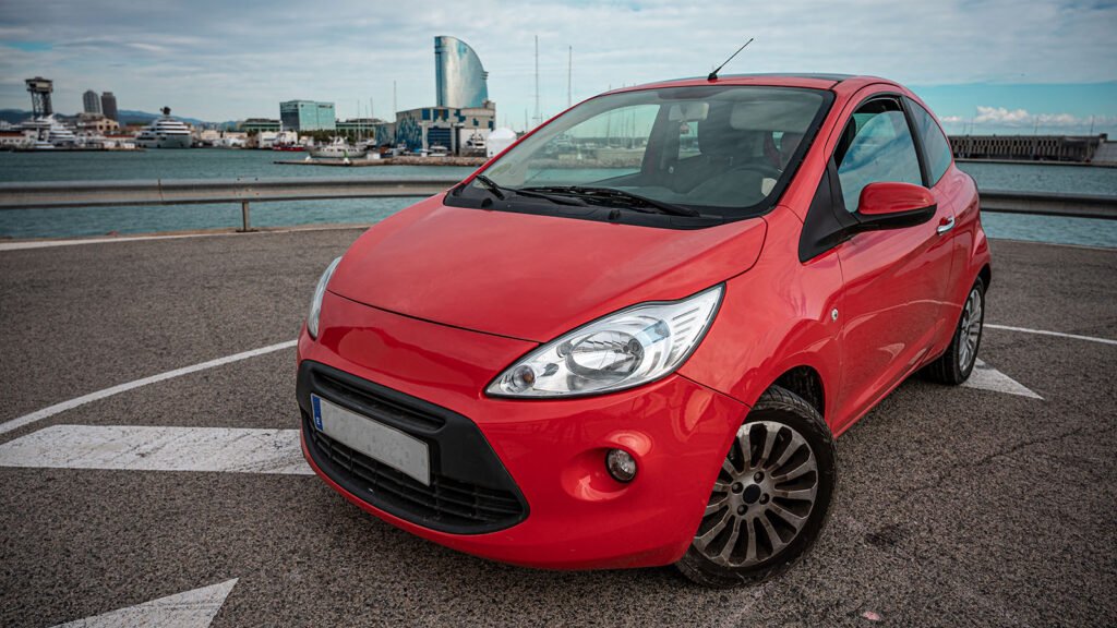 Fiat Mobi Trekking: pequeño auto urbano rojo en la calle