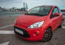 Fiat Mobi Trekking: pequeño auto urbano rojo en la calle