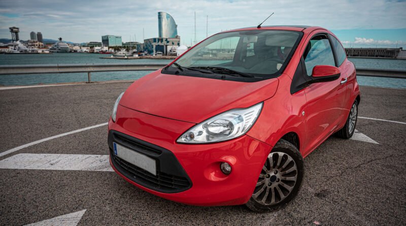 Fiat Mobi Trekking: pequeño auto urbano rojo en la calle