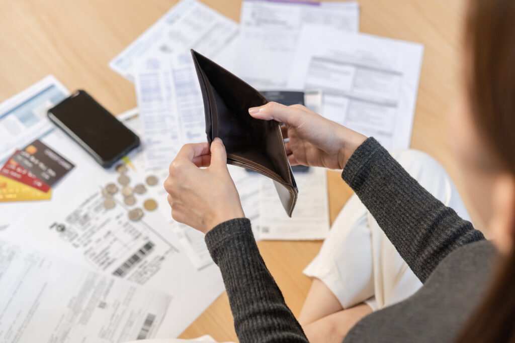 llegar a fin de mes: persona sostiene una billetera vacía por falta de dinero