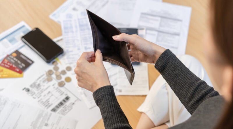 llegar a fin de mes: persona sostiene una billetera vacía por falta de dinero