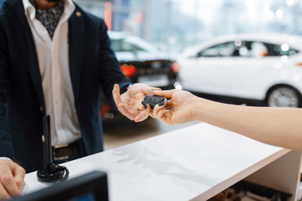 financiación de autos: cliente recibe las llaves de un 0km en la concesionaria