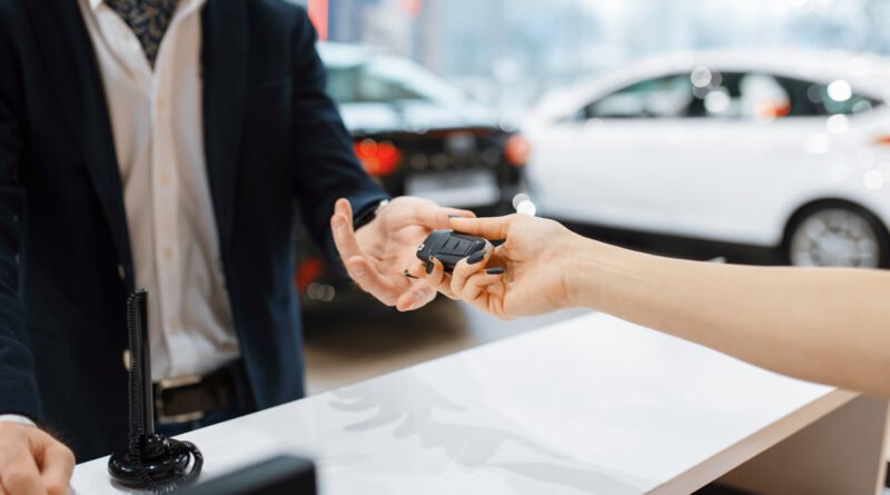 financiación de autos: cliente recibe las llaves de un 0km en la concesionaria