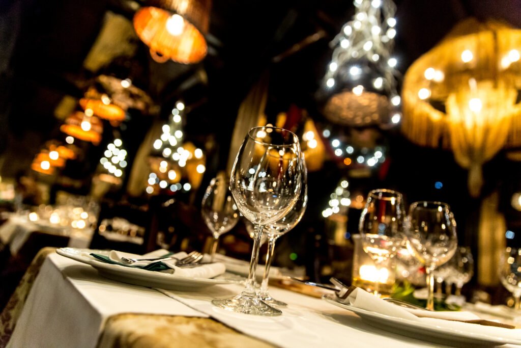 Gran Hermano: mesa elegante servida en un restaurante