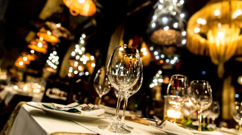 Gran Hermano: mesa elegante servida en un restaurante