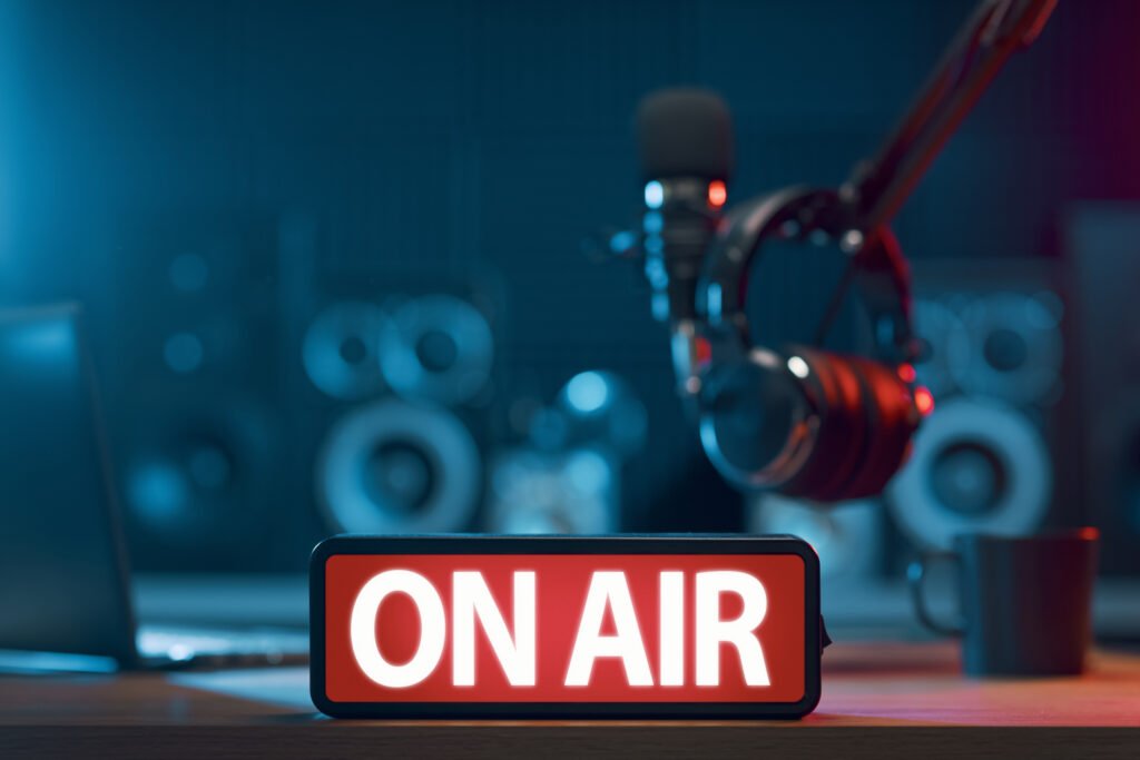 Homero Pettinato: estudio de radio con micrófono y cartel de On Air