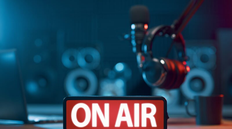Homero Pettinato: estudio de radio con micrófono y cartel de On Air