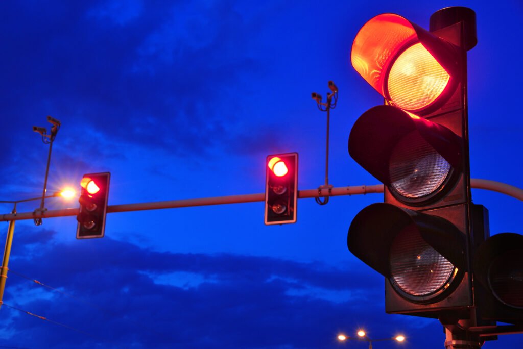 homicidios viales: semáforo en rojo en una calle al atardecer