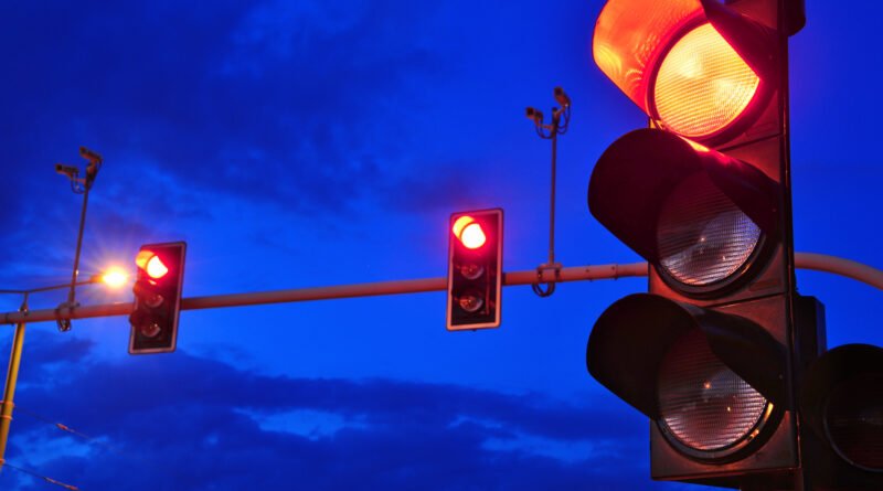homicidios viales: semáforo en rojo en una calle al atardecer