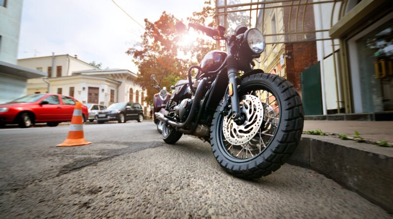 Honda baja precios: motocicleta en una calle de la ciudad