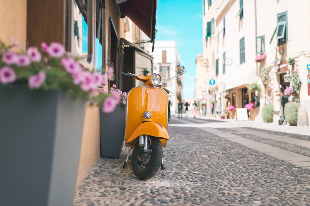 Honda Biz: moto tipo scooter estacionada en una calle