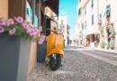 Honda Biz: moto tipo scooter estacionada en una calle