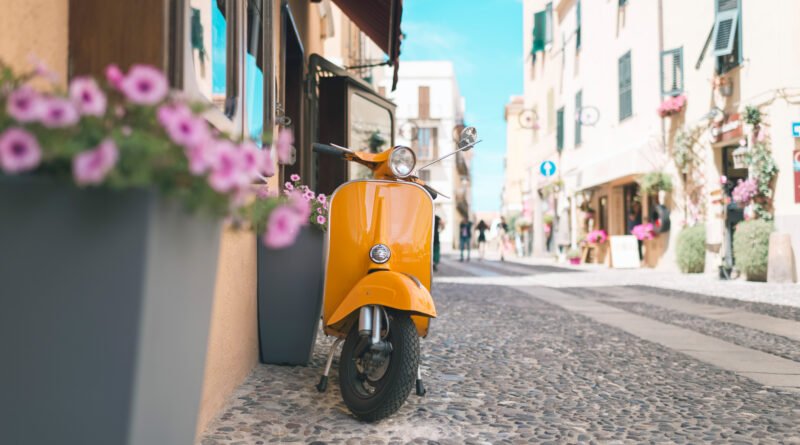 Honda Biz: moto tipo scooter estacionada en una calle