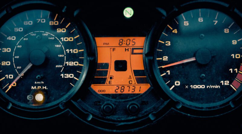 Honda Transalp E-Clutch: primer plano del tablero y el manillar de una moto