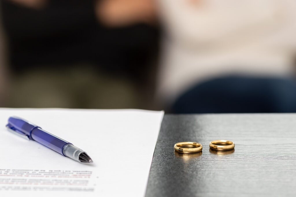 Icardi y Wanda: documento de divorcio junto a dos anillos de boda