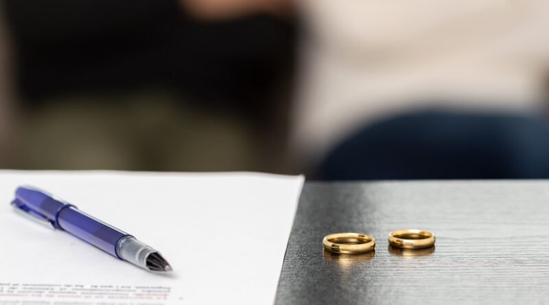 Icardi y Wanda: documento de divorcio junto a dos anillos de boda