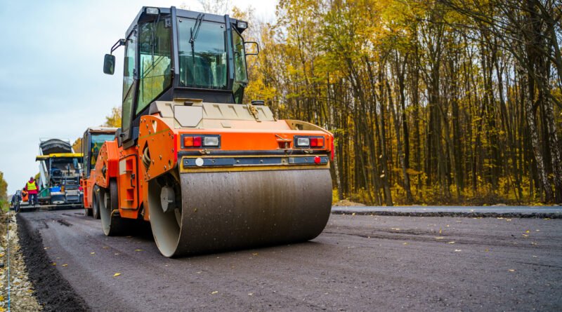 impuesto a los combustibles: obra de asfalto en la construcción de una ruta