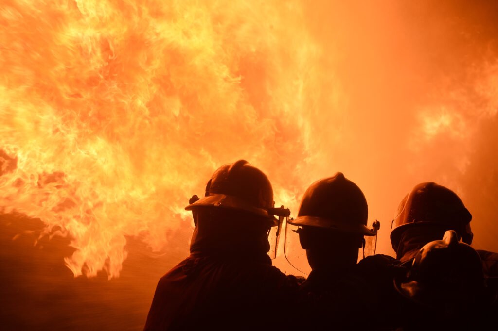 incendio en Olivos: bomberos combatiendo un fuego de noche con manguera