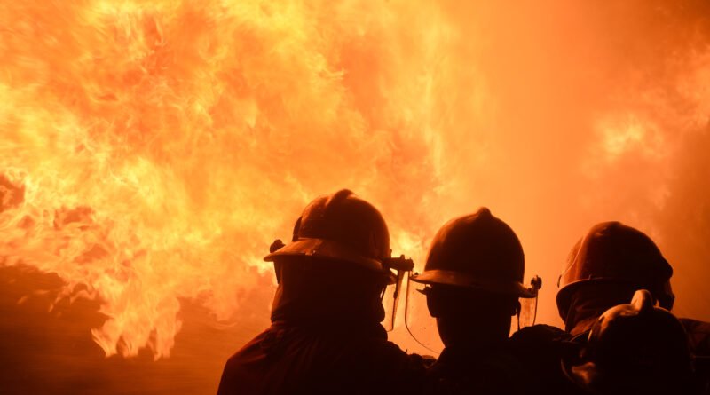 incendio en Olivos: bomberos combatiendo un fuego de noche con manguera