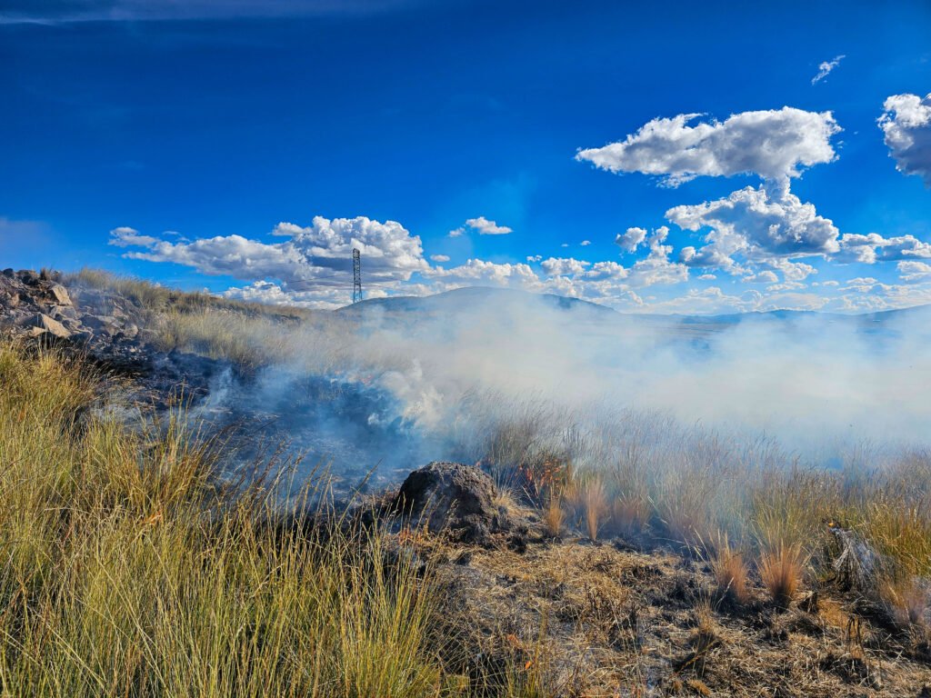 incendios en Córdoba: fuego de pastizal con humo en un día soleado