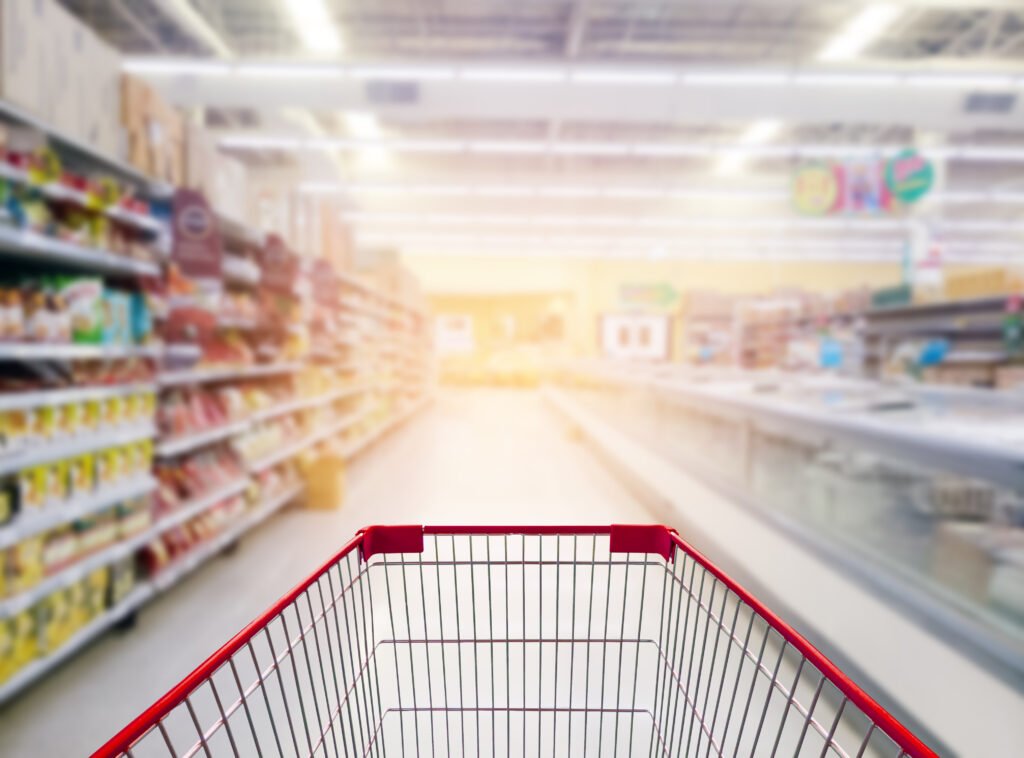 inflación de agosto: carrito de compras en un supermercado